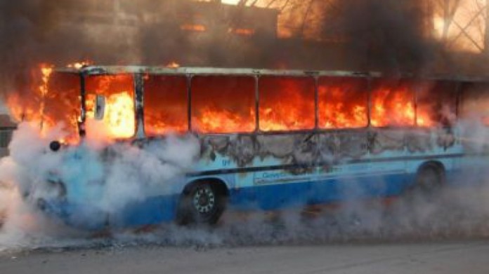 Un autobuz plin cu navetişti a fost cuprins de flăcări
