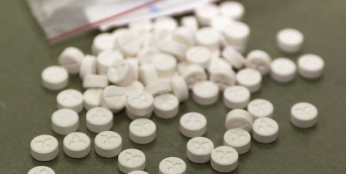 Peste 10.000 de pastile de ecstasy, găsite la cinci traficanţi de droguri olandezi şi români