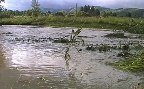 Râul Motru a inundat zeci de hectare de teren