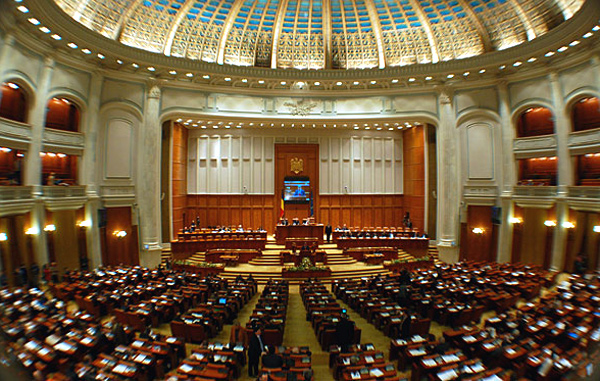 Parlament: Modificările la Statutul deputaţilor şi senatorilor cerute de CCR adoptate de plen