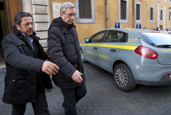 Preot italian, arestat pentru deturnarea a circa patru milioane de euro