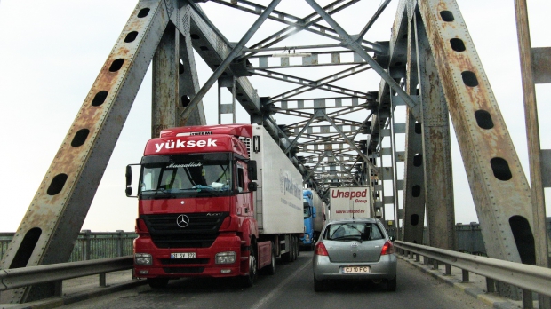 Restricţiile de circulaţie pe Podul Giurgiu-Ruse pentru autovehiculele de tonaj greu au fost ridicate