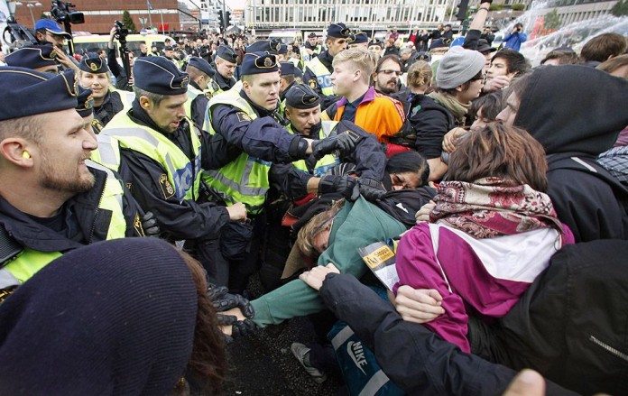 Revolte la Stockholm după ce poliţia a împuşcat mortal o persoană