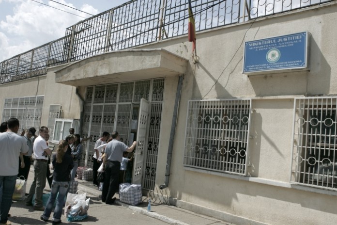 Gardienii de la Penitenciarul Rahova, audiați la DNA