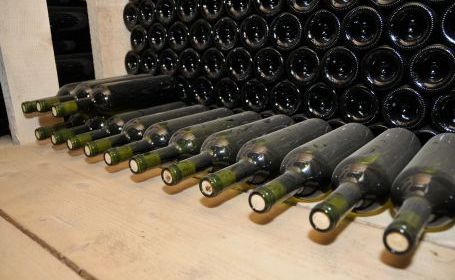 27.000 de litri de vin falsificat, confiscat de la o societate din Buzău