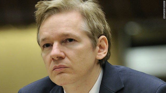 Julian Assange negociază azilul lui Edward Snowden în Islanda
