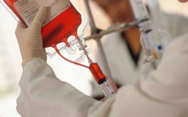Донор крови антибиотики. Больному переливают кровь. Анемия переливание крови. Шприц для переливания крови.