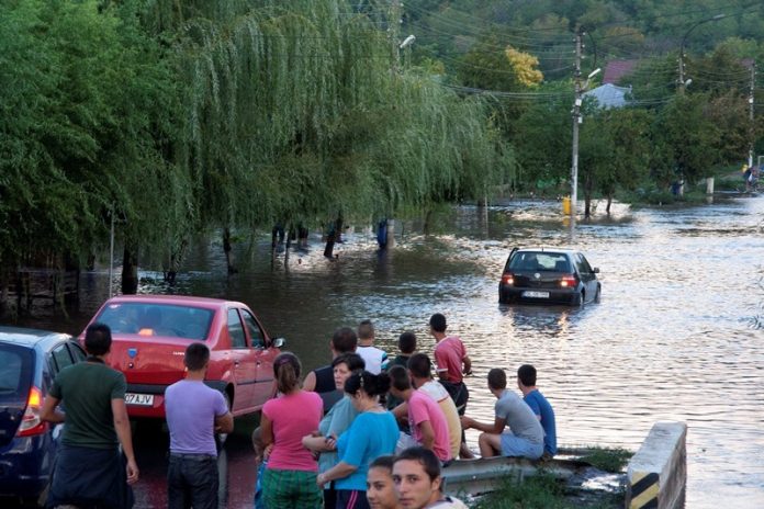 Inundatii, persoane evacuate, comunicat mai