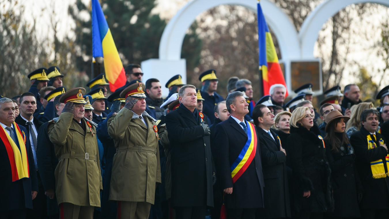 Klaus Iohannis, înconjurat de SRI, la Alba Iulia. FOTO