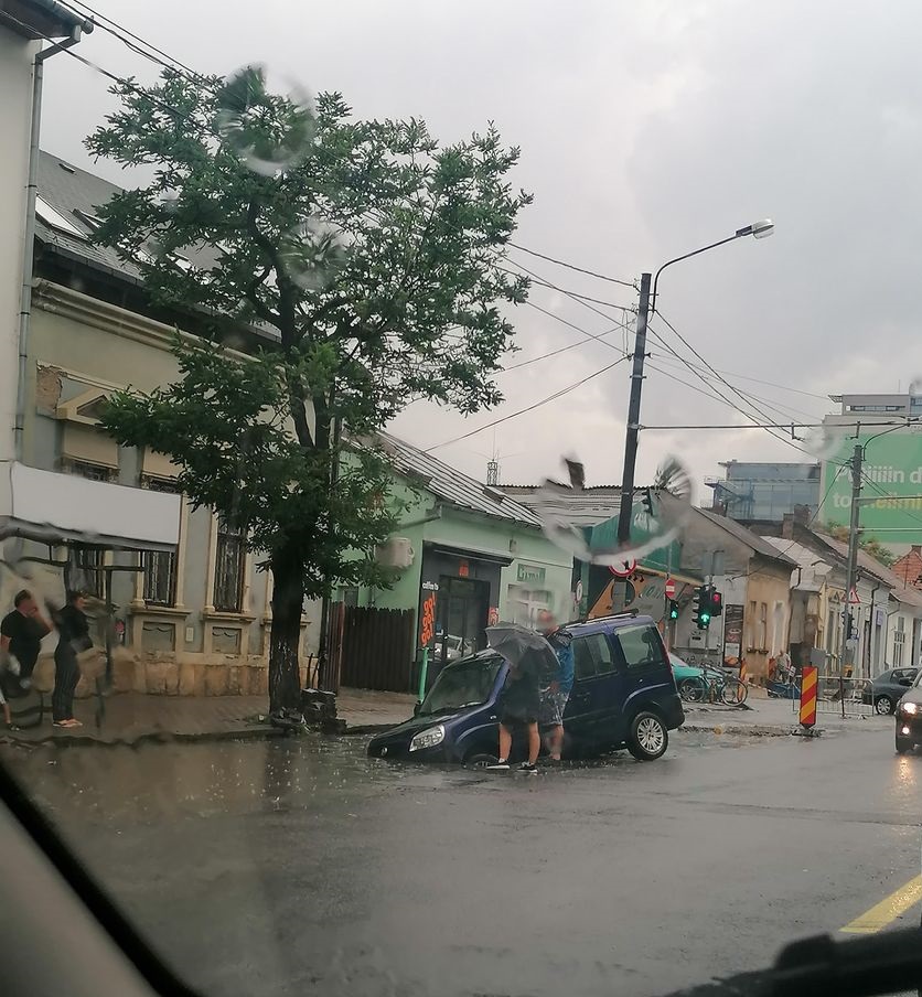 Fantasy ideology Try out VIDEO/ FOTO Un șofer din Cluj a căzut cu tot cu mașină într-un șanț, în  timpul unei ploi care a inundat străzile