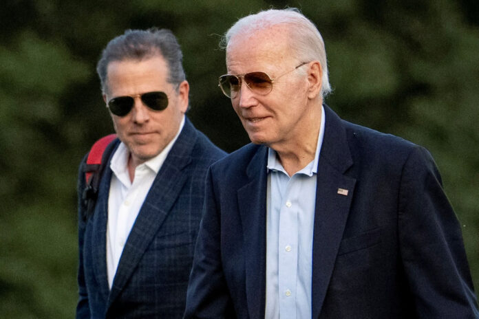 Joe Biden (dreapta), alături de fiul său Hunter Biden, acuzat acum și de evaziune fiscală. FOTO via AP