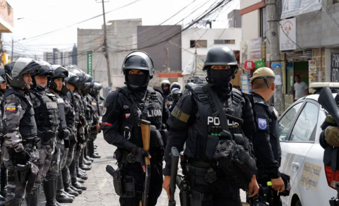 Armata patrulează pe străzi în Ecuador, în căutarea lui Fito. FOTO via Reuters
