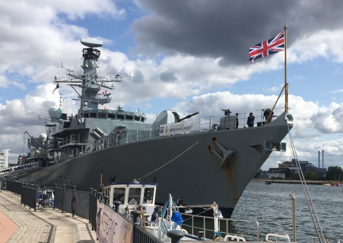 Marina Regală Britanică, atacată pentru planurile de a obliga marinarii să participe la cursuri despre încălzirea climatică