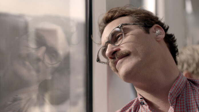 În plin boom al inteligenței artificiale, iubirile AI fac valuri în lumea relațiilor. Captură din filmul ”Her” (2013), în care personajul jucat de Joaquin Phoenix dezvoltă o relație intimă cu un avatar generat de AI