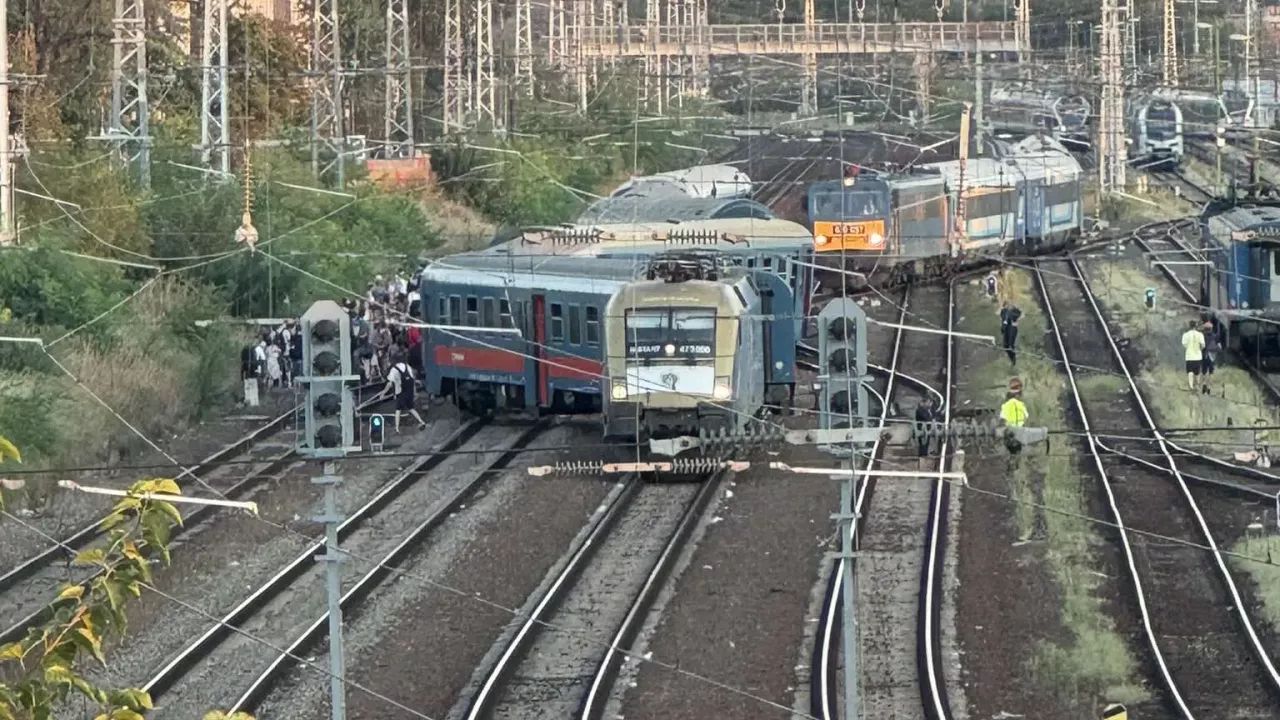 Un tren InterCity care circula pe ruta Cluj-Napoca-Budapesta a deraiat, 5 vagoane au sărit de pe sine. Traficul feroviar este dat peste cap