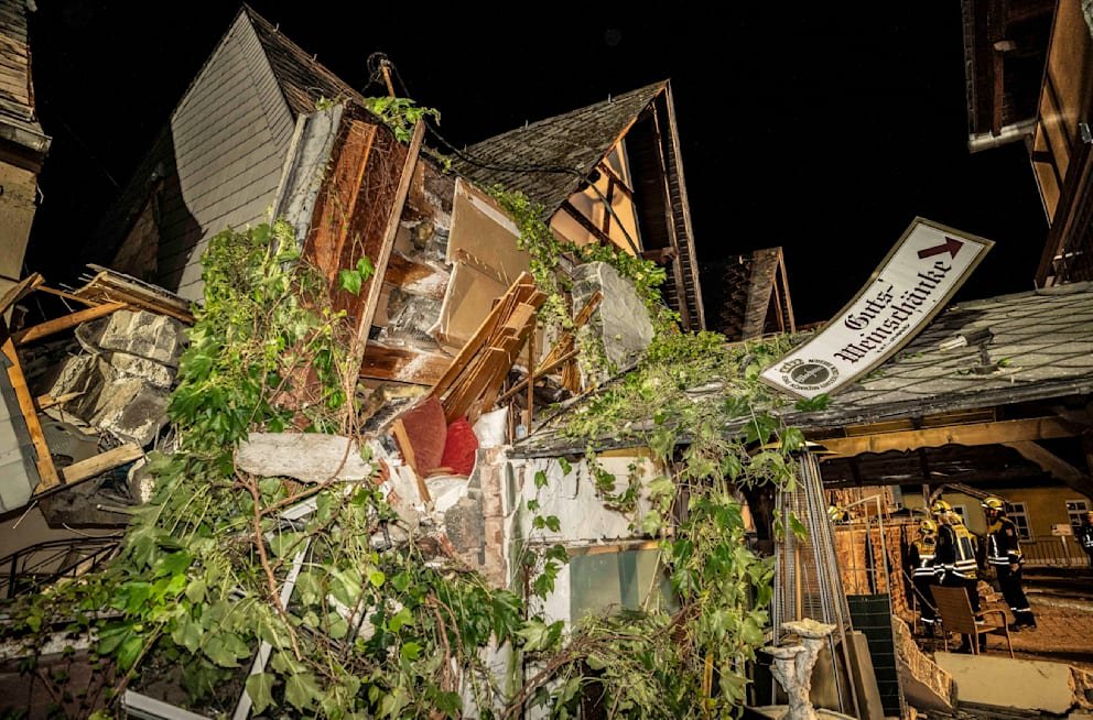 FOTO. Un hotel din Germania s-a prăbușit. Opt oameni sunt încă sub dărâmături