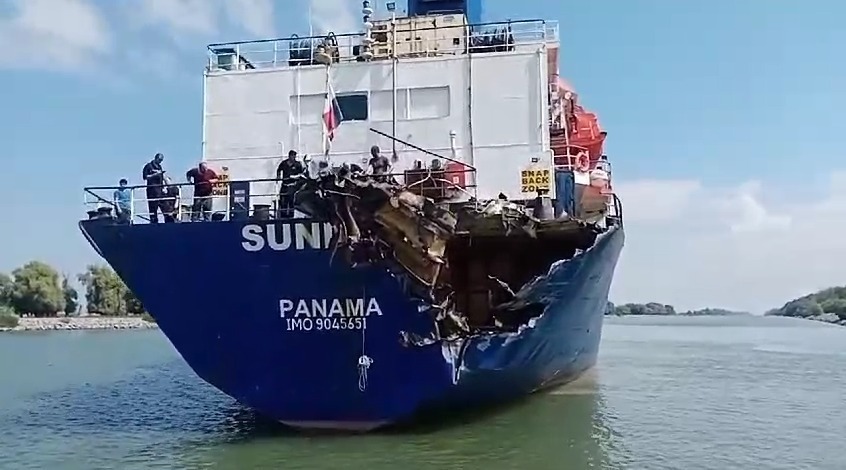 VIDEO. Două nave s-au ciocnit pe Canalul Sulina. Imagini cu momentul impactului