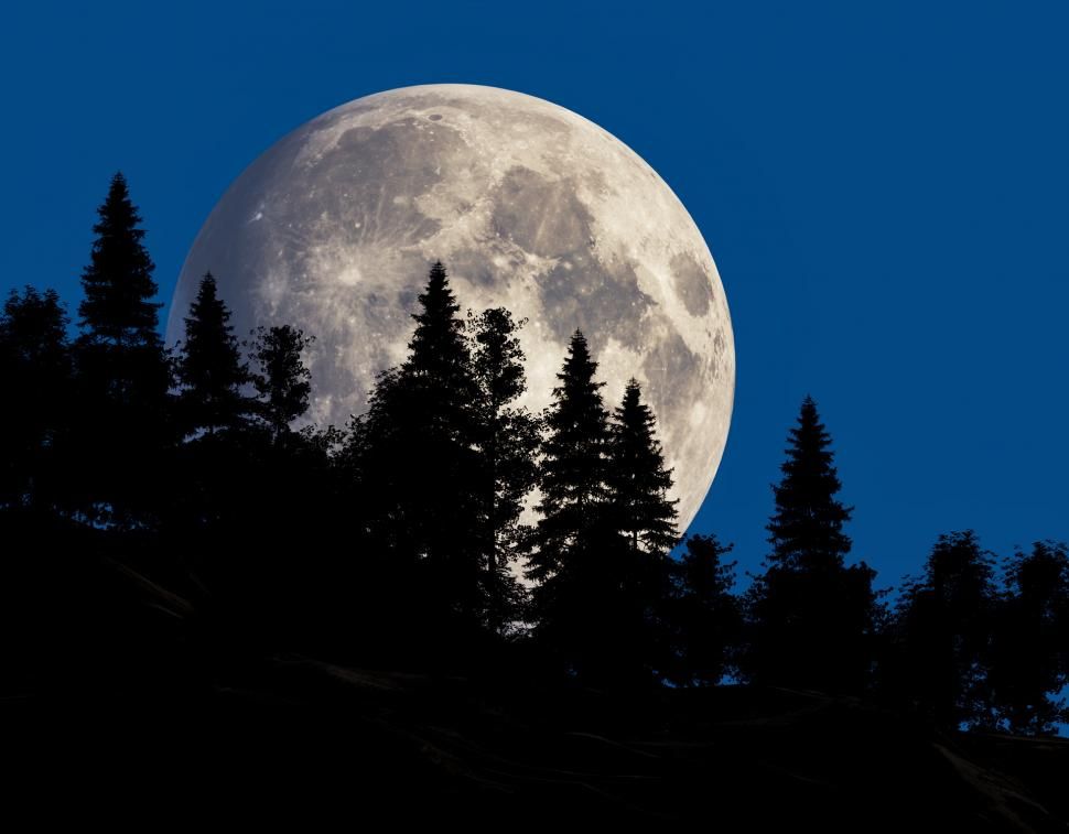 Spectacol pe cer. Super Luna Albastră, un fenomen astronomic rar, admirat din România