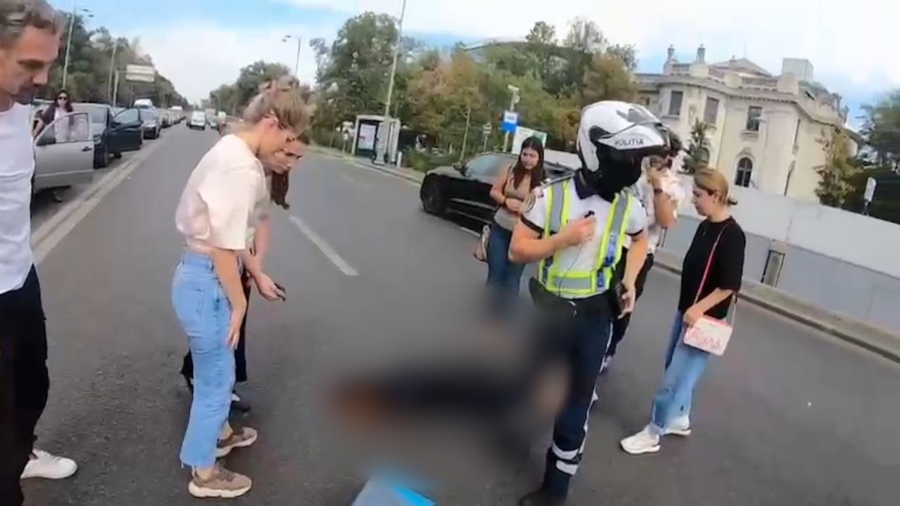 VIDEO. Momentul în care un poliţist pe motocicletă loveşte în plin o femeie aflată pe trecere, pe Calea Victoriei