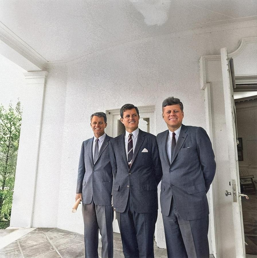 Frații Robert (stânga), Ted (mijloc) și John F. Kennedy. FOTO via Enciclopedia Britannica